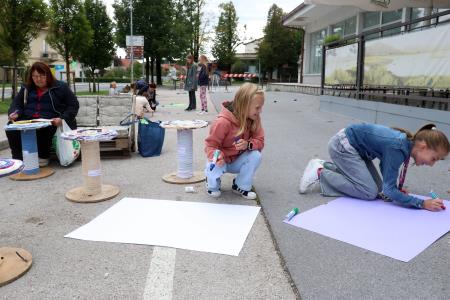 ETM NA PARKIRIŠČU V CENTRU CERKNICE 01 FOTO LJUBO VUKELIČ